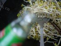 味道不错的韭菜炒豆芽做法图解7)