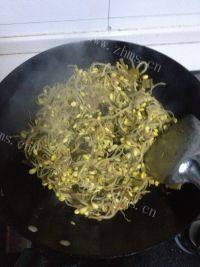 酸菜炒豆芽做法图解5)