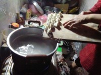 芳香四溢的韭菜肉饺子做法图解5)