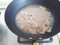 家常菜青红椒炒猪肝做法图解2)