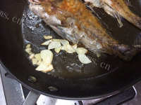 美味的冬菜焖石斑鱼做法图解4)