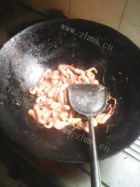 自制辣椒炒虾做法图解2)