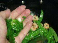 家常菜荷兰豆炒虾仁做法图解6)