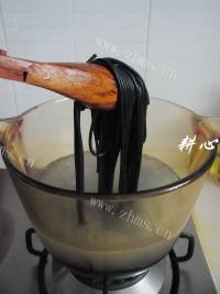 白松露酱炒墨鱼汁意粉做法图解5)