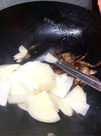 诱人的西红柿炒土豆片做法图解6)