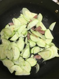 西葫芦炒火腿做法图解5)