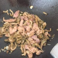 好吃的榨菜瘦肉炒肠粉做法图解9)
