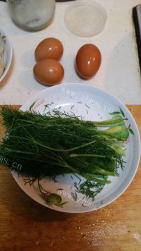 茴香炒鸡蛋做法图解1)