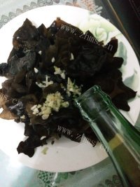 诱人的凉拌黑木耳做法图解2)