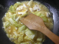 美味的咖喱蘑菇圆白菜做法图解4)
