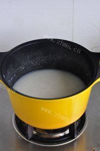 老爸做的皮蛋瘦肉粥做法图解4)