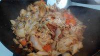 家常菜五花肉炖白菜做法图解12)