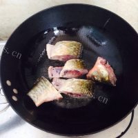 口感丰富的清炖鲫鱼做法图解5)