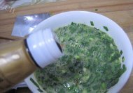 美味韭菜末炒鸡蛋做法图解4)