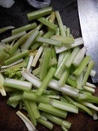 家常菜西芹炒豆干做法图解1)