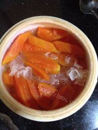 营养丰富的木瓜银耳糖水