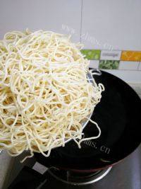 美味的江笋鸡蛋炒面做法图解5)