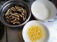美味的香菇鸡肉粥做法图解1)