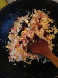 美味的焗蛋炒饭做法图解4)