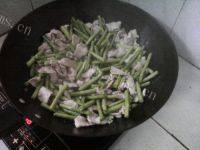 家常菜猪肉炒豆角做法图解3)