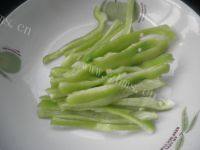 秀色可餐的青椒炒豆干做法图解2)