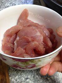口感饱满的芹菜炒瘦肉做法图解3)