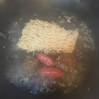 美味的牛肉丸汤面做法图解3)