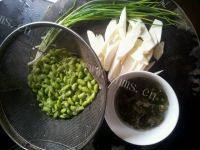 家常菜茭白炒毛豆做法图解2)