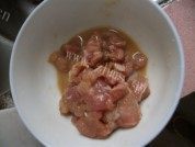 口感丰富的咸鱼鸡粒炒饭做法图解2)