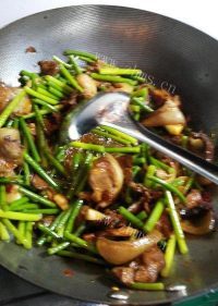 美味营养的蒜苔回锅肉做法图解3)