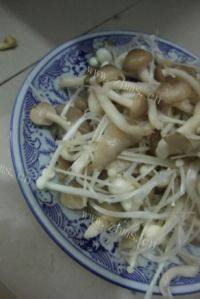 美味的菌菇鸡汤做法图解3)