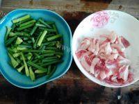 家常菜五花肉炒蒜薹做法图解1)