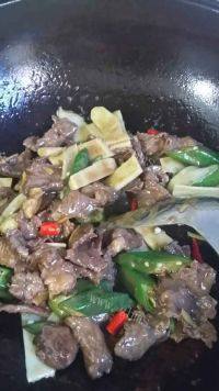 家常菜秋葵炒牛肉做法图解6)