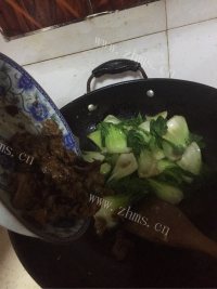 超级好吃的耗香上海青炒肥牛卷做法图解7)
