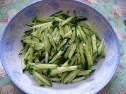 黄瓜拌油豆皮做法图解1)