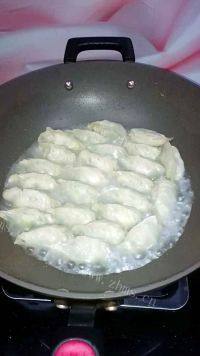 美味的韭菜鸡蛋煎饺做法图解13)