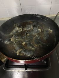 色泽诱人的红烧塘鳢鱼做法图解10)