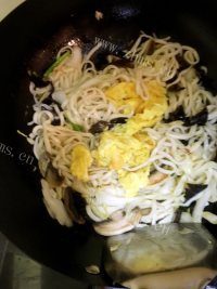 美味的鸡蛋炒面做法图解8)
