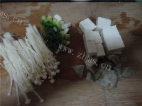 美味的金针菇豆腐汤做法图解1)