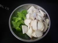 色味俱佳的杏鲍菇炒红肠做法图解2)