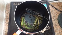 美味的葱油拌面做法图解3)
