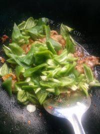 经典美味青椒炒肉做法图解7)