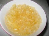 美味的蔓越莓桃胶银耳羹做法图解2)