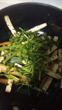 家常菜蒜苗炒豆干做法图解6)