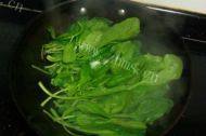 香糯的素炒菠菜做法图解4)