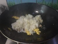 油而不腻的蛋炒饭做法图解6)