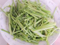 家常菜腊肉炒芹菜做法图解2)