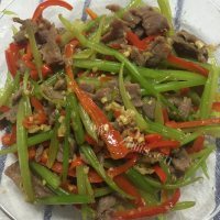 喷香的芹菜炒牛肉做法图解6)