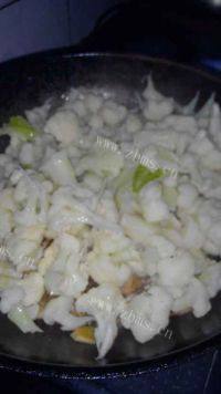 家常菜菜花炒肉片做法图解8)