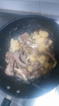 家常菜排骨炖土豆